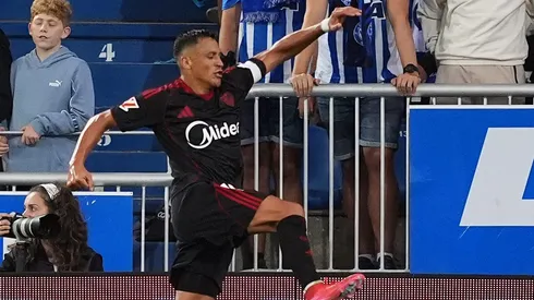 Alexis Sánchez celebra su primer gol en el Sevilla.