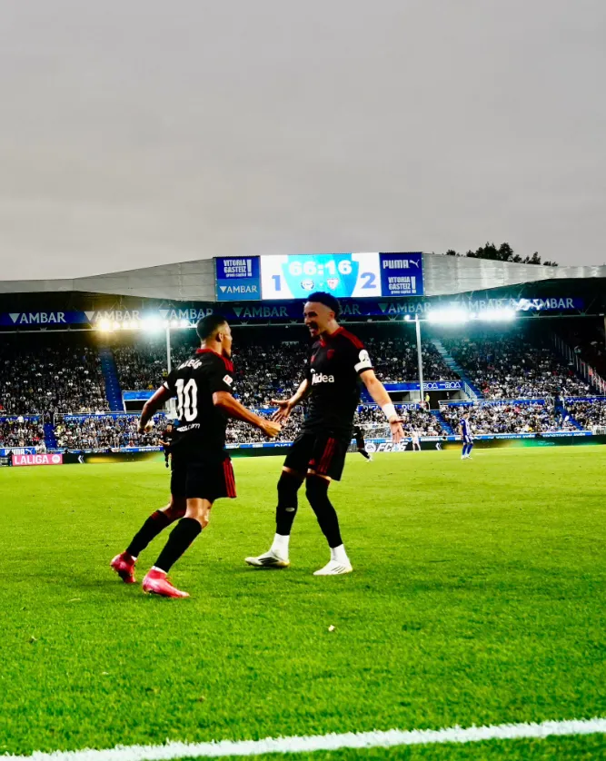 Alexis Sánchez celebra su gol con el suizo Ruben Vargas. (Foto: Sevilla CF).