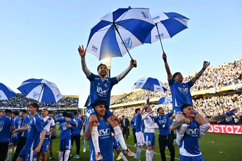 Maher Carrizo tiene sobre sus hombros al Chiqui Bouzat en el Vélez campeón con Quinteros de DT. (Luciano Bisbal/Getty Images).