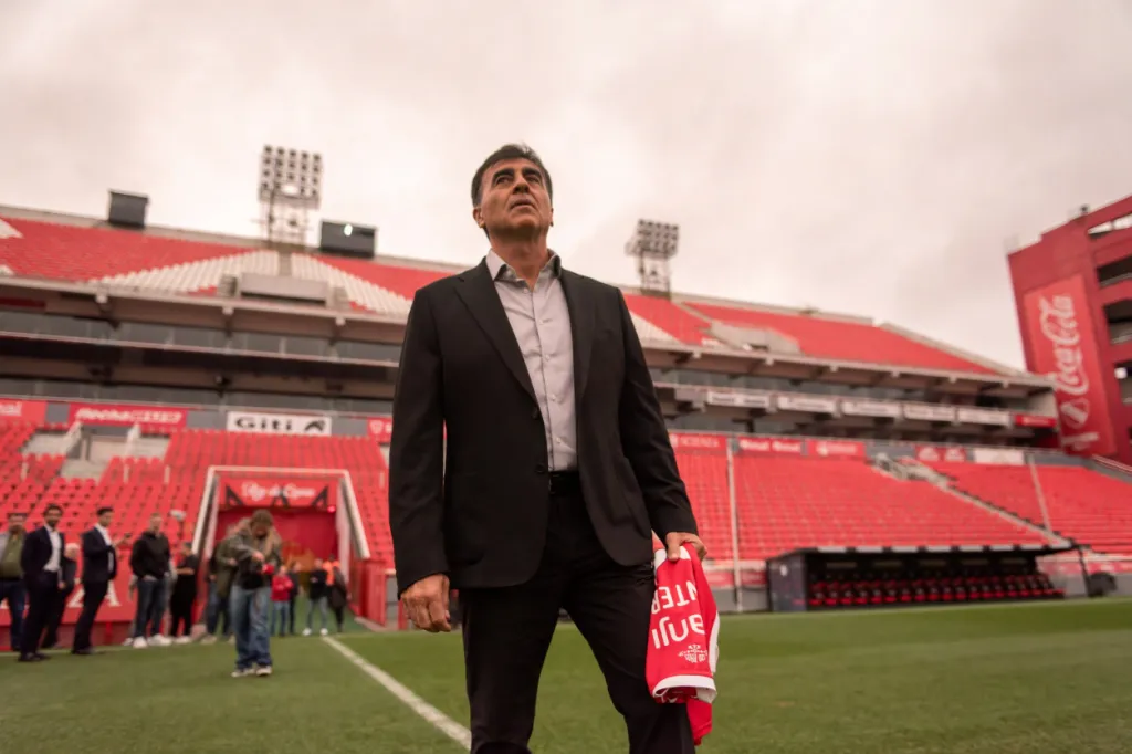 Gustavo Quinteros aún no suma triunfos con Independiente.