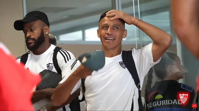 Alexis Sánchez mostró sus dotes de entrenador en el Sevilla. (Captura YouTube).