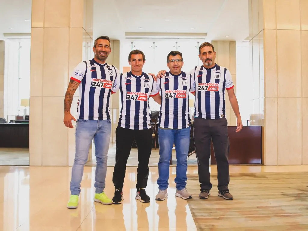 Rodrigo Pérez, Fernando Martel, Francisco Huerta y René Pinto con la camiseta de Alianza Lima.