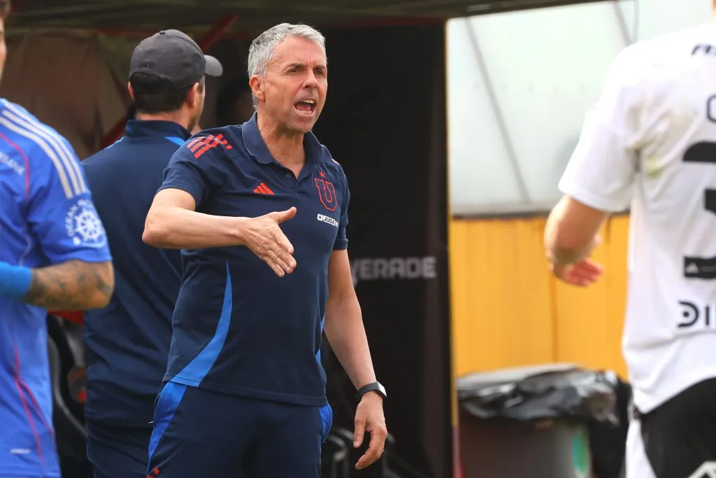 Gustavo Álvarez captado en algo que, según él, no hace mucho: hablar durante los partidos para dar instrucciones. (Jonnathan Oyarzun/Photosport).