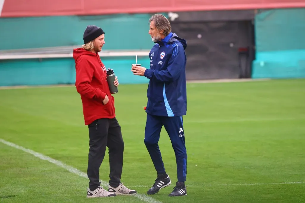 Ricardo Gareca tomando mate con su hijo Milton en vez de trabajar en Chile. Foto: Jonnathan Oyarzun/Photosport