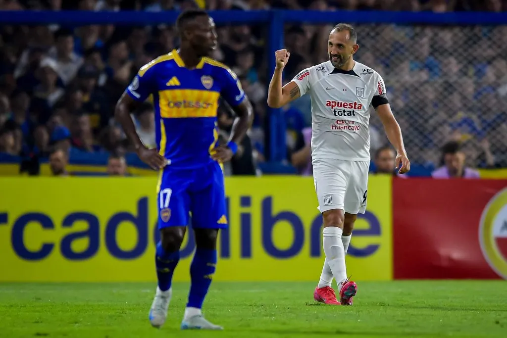 Alianza Lima utilizó esta indumentaria cuando eliminó a Boca Juniors en La Bombonera. (Photo by Marcelo Endelli/Getty Images)