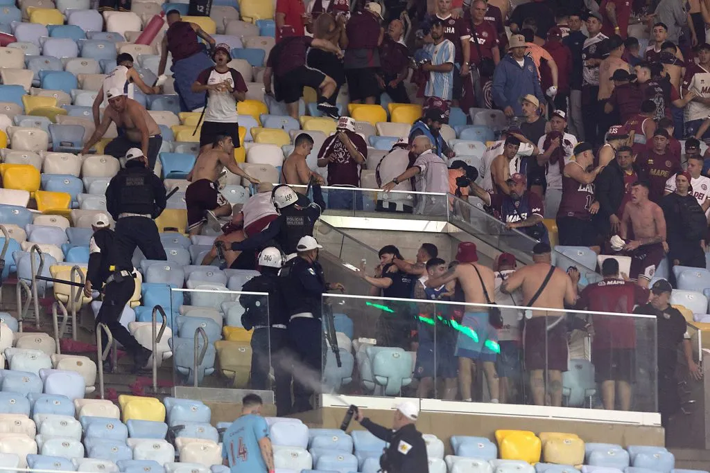 La policía agredió a los hinchas de Lanús en pleno partido con Fluminense por Copa Sudamericana. Foto: Getty Images.