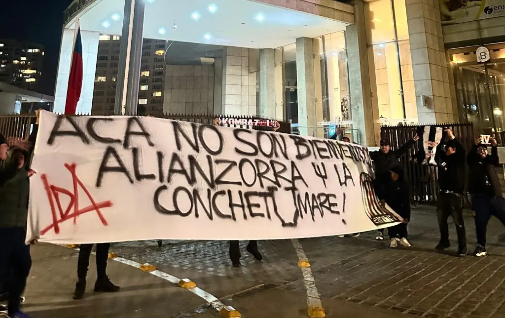 Un grupo de hinchas de U de Chile se acercó con este lienzo al hotel de Alianza Lima.