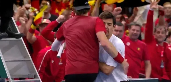 Zizou Bergs golpea a Cristian Garin.