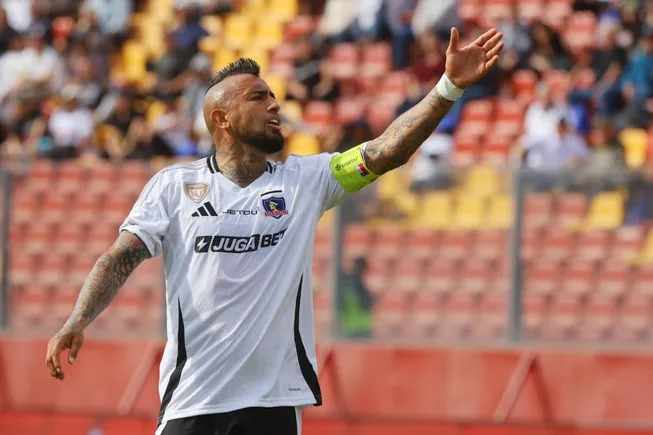 Arturo Vidal como contención es la novedad que prepara Fernando Ortiz en Colo Colo ante Iquique. Foto: Jonnathan Oyarzun/Photosport