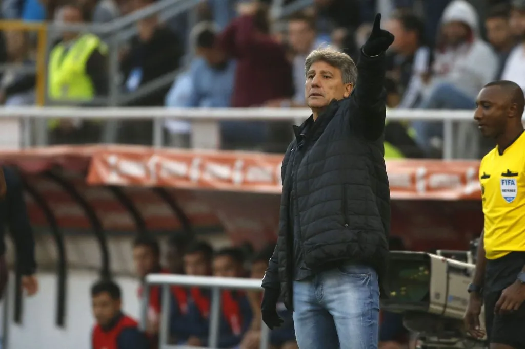 Renato Gaúcho en un partido como DT de Gremio ante la UC. (Andres Pina/Photosport).