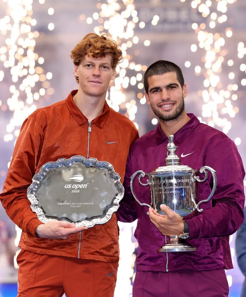 Jannik Sinner y Carlos Alcaraz, luego de que el español se quedará con el título del US Open 2025 (Getty Images).