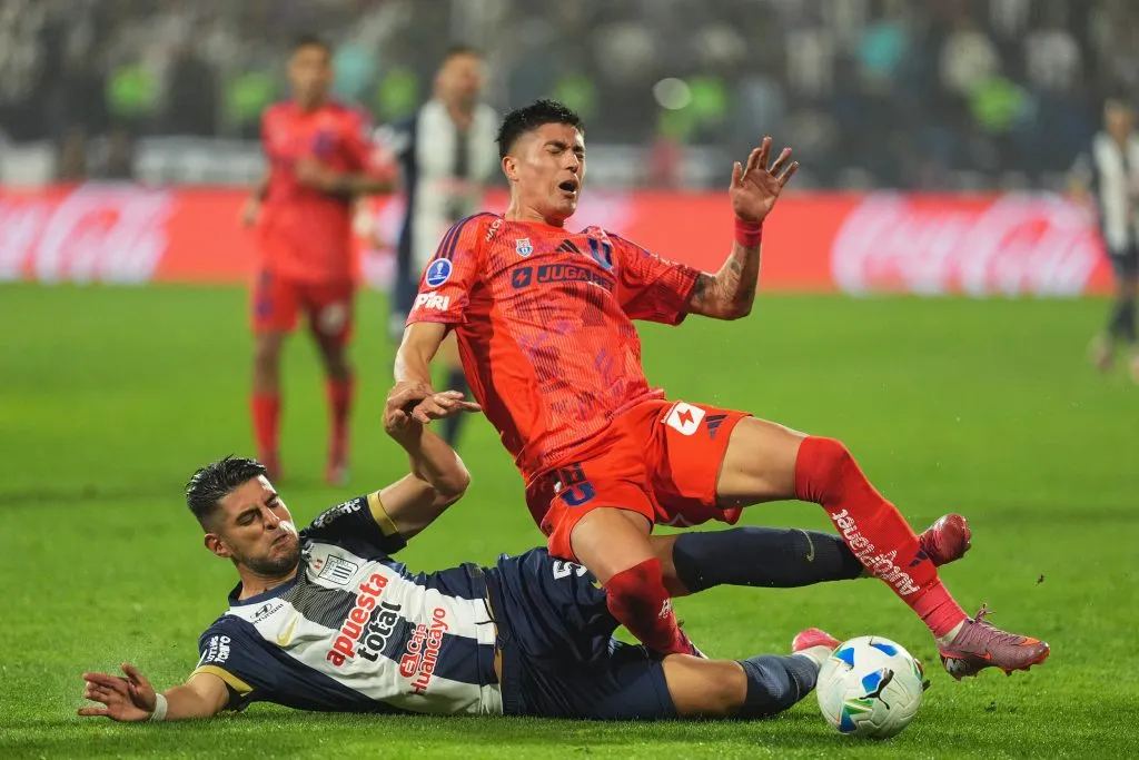 Carlos Zambrano se ganó la primera amarilla ante la U por esta falta al Tucu Sepúlveda. (Raul Sifuentes/Getty Images).