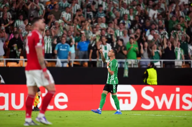 Así celebró Antony frente al Nottingham Forest en La Cartuja. (Aitor Alcalde/Getty Images).
