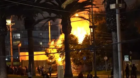 Los hinchas de la U provocaron un incendio en pleno hotelazo.