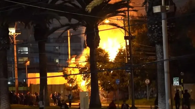 Los hinchas de la U provocaron un incendio en pleno hotelazo.