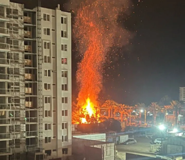 Un enorme incendio se generó frente al hotel de concentración de la U previo a la Copa Sudamericana. Foto: X (ex Twitter).