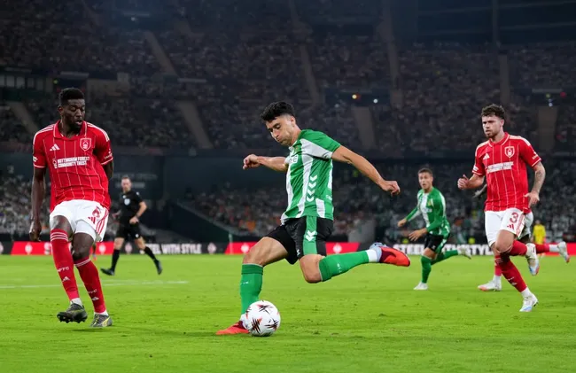 Marc Roca en acción ante el Nottingham Forest. (Aitor Alcalde/Getty Images).