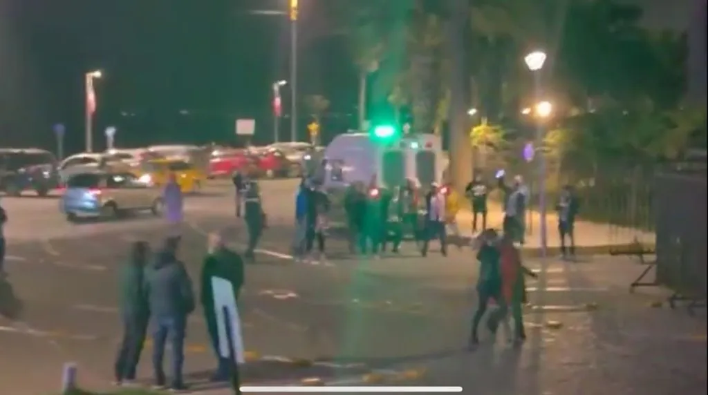 Cerca de 15 hinchas se dejaron ver fuera del hotel en Coquimbo.