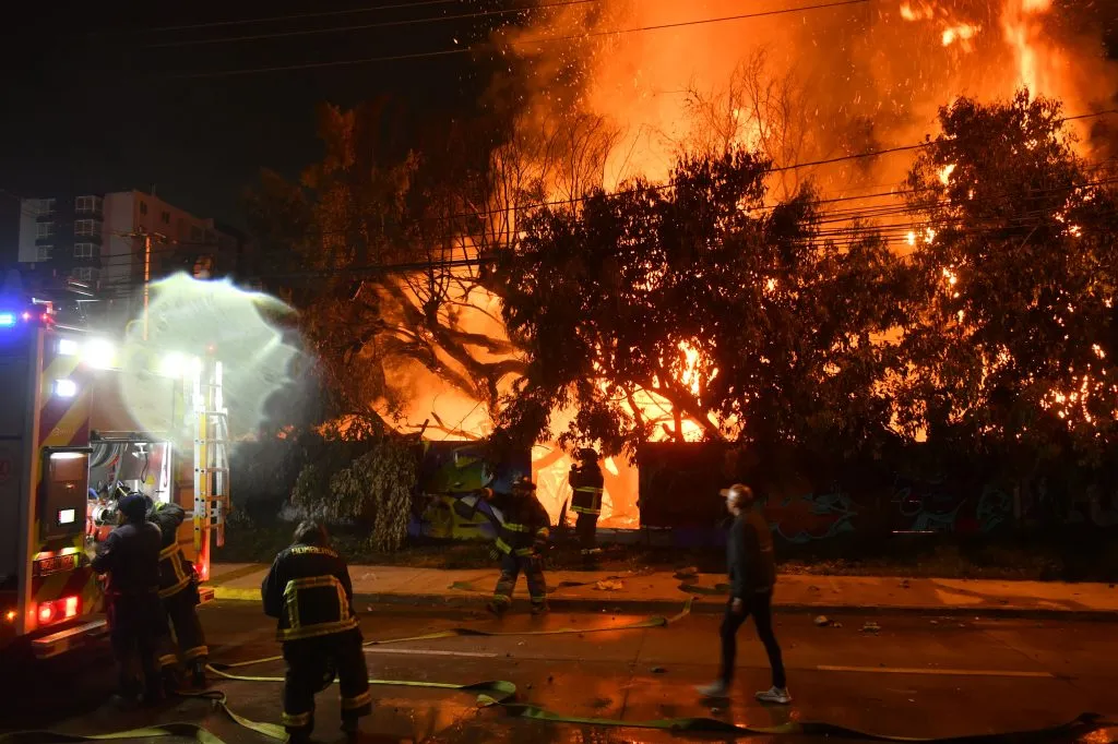 El banderazo de U. de Chile terminó en un incendio | Photosport