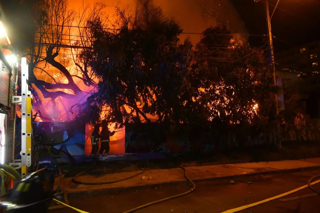 Las llamas del incendio en el hotelazo de la U previo a la revancha de Alianza Lima.
