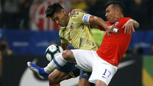 Radamel Falcao García ante Gary Medel en un Colombia vs la selección chilena.