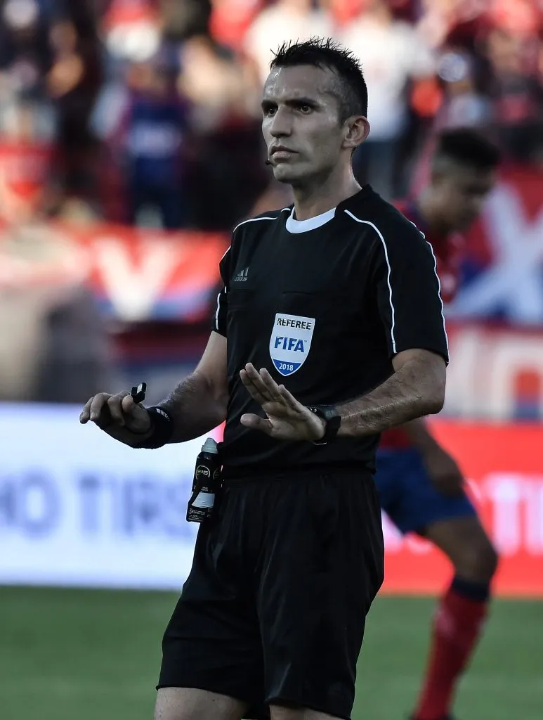 Carlos Betancur será el encargado de impartir justicia este jueves en el duelo entre la U y Alianza Lima. (Foto: Gabriel Aponte/Getty Images)