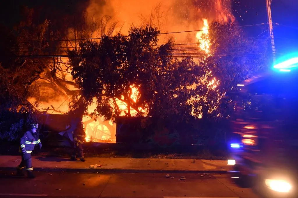 Pinilla recrimina a hinchas de la U que provocaron el incendio en el hotelazo.
