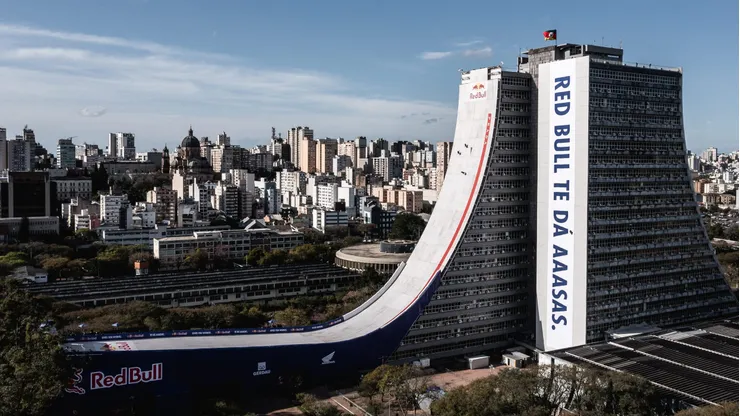Sandro Dias se lució al lanzarse en skate desde 70 metros