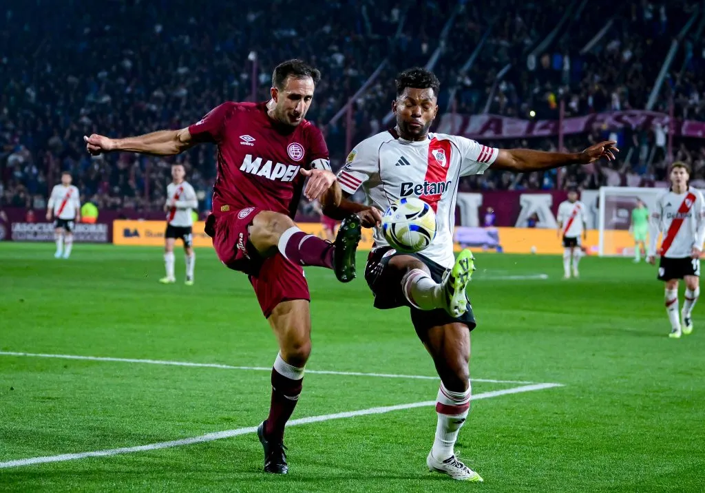 Carlos Izquierdoz, patrón de la zaga de Lanús