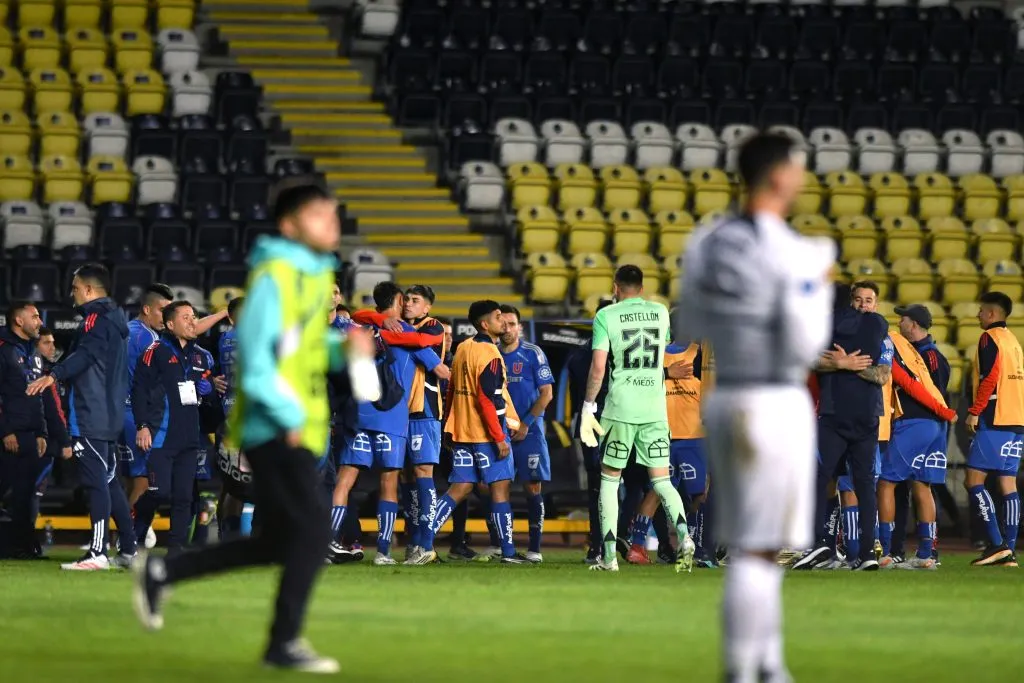 Las dos caras de la moneda tras la eliminación de Alianza Lima a manos de U de Chile. Foto: Alejandro Pizarro Ubilla/Photosport