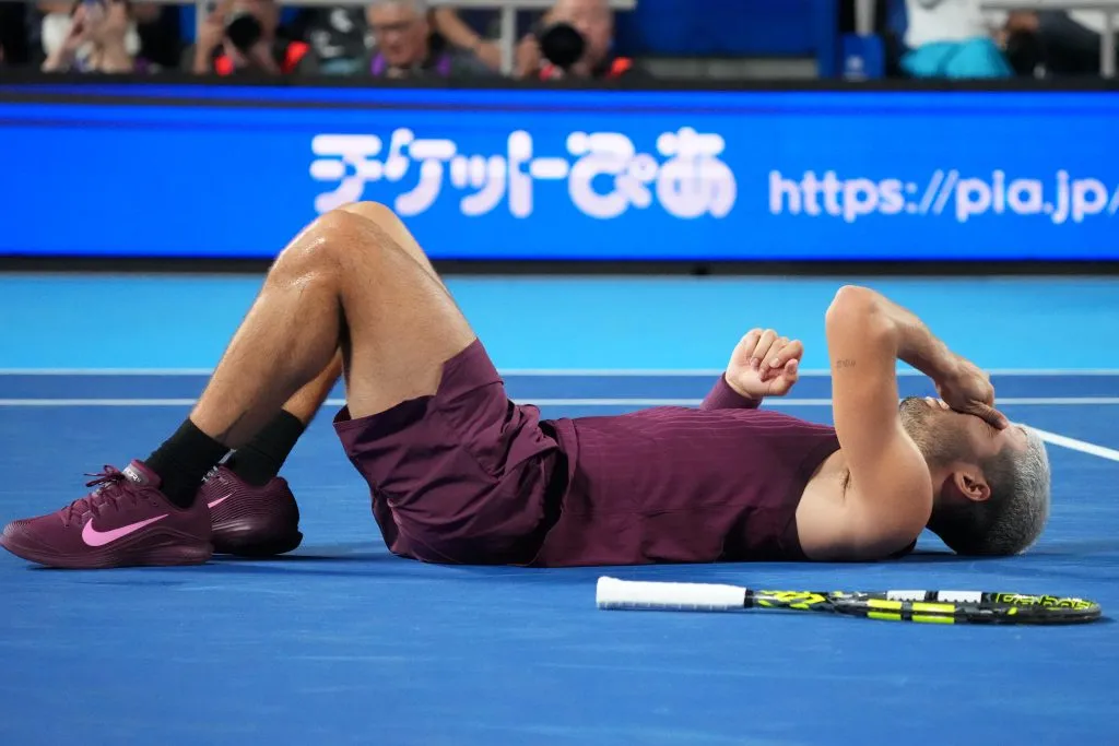Carlos Alcaraz tuvo una torcedura en Tokio. (Photo by Koji Watanabe/Getty Images)