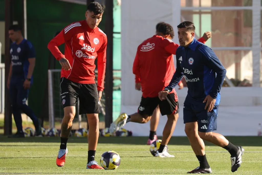 Nicolás Córdova define el once de Chile. Foto: Dragomir Yankovic/Photosport