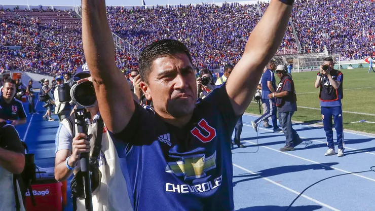 David Pizarro festeja el paso de la U a semis de Sudamericana.