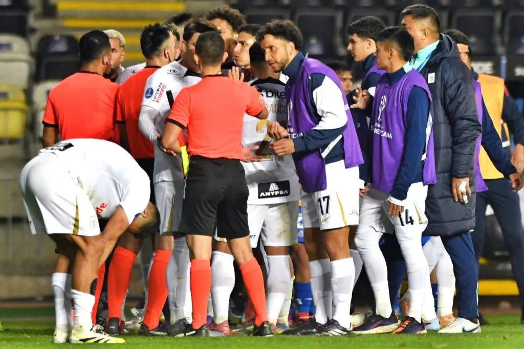 Alianza Lima provocó incidentes tras caer ante la U (Photosport)
