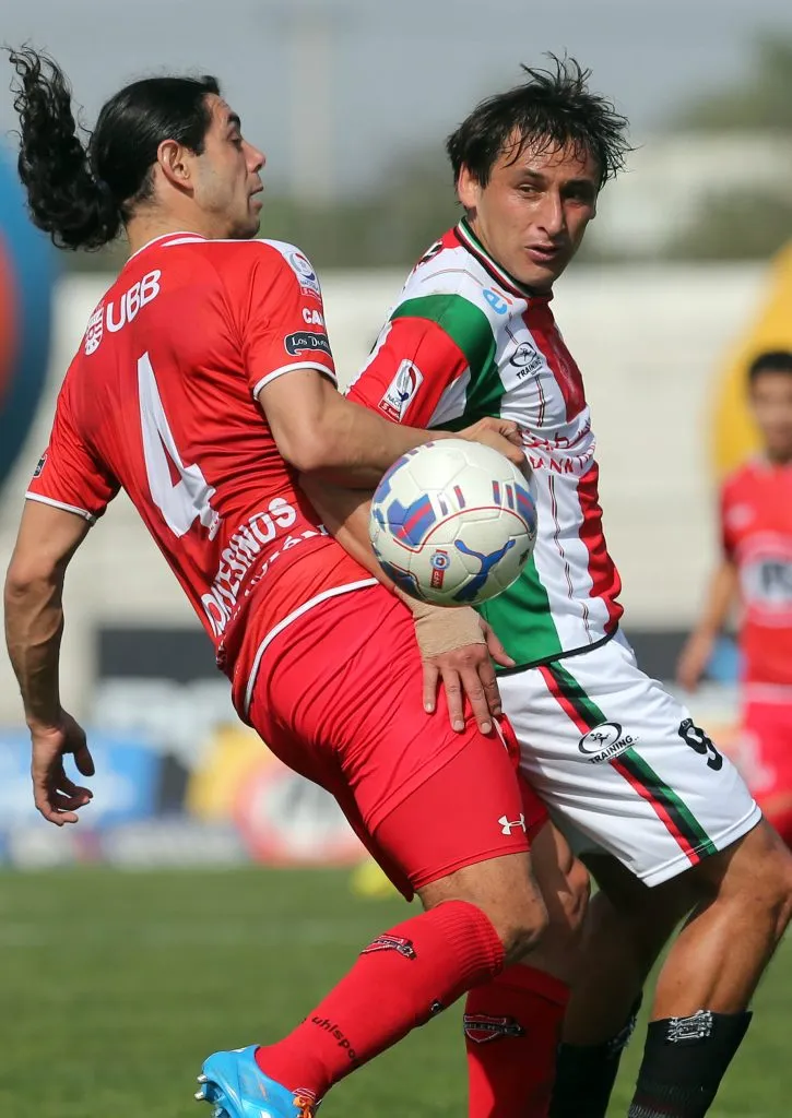 Sebastián Montesinos durante su paso por Ñublense y disputando un partido ante Palestino en La Cisterna. Foto: Martin Thomas/Photosport