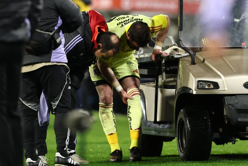Fernando de Paul supervisado por el médico Cristóbal Sáez. (Javier Torres/Photosport).