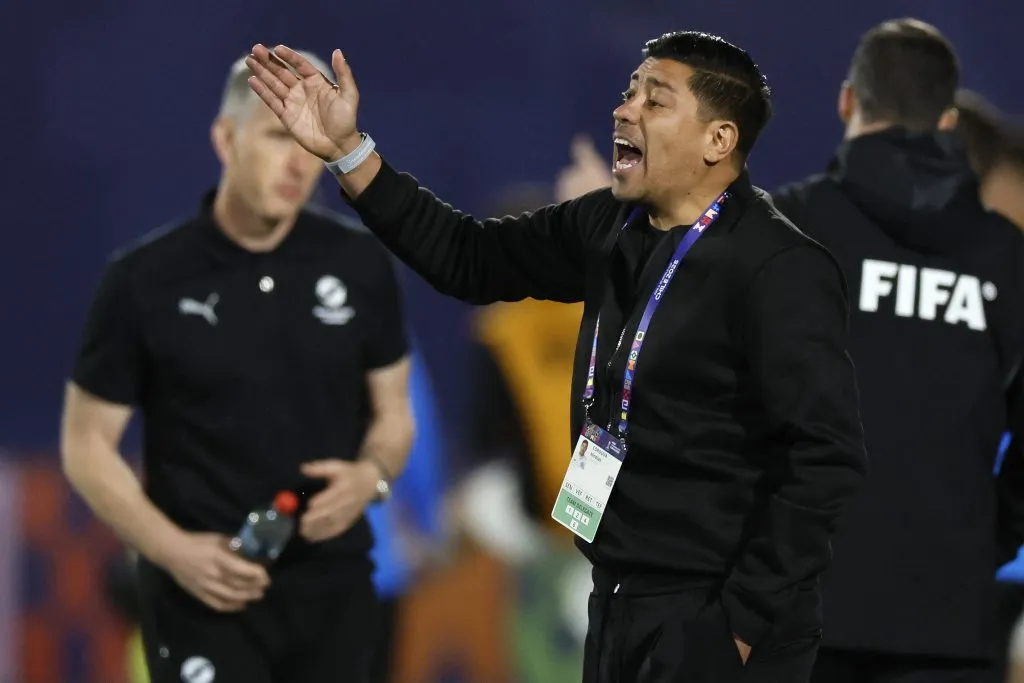 Nicolás Córdova da indicaciones ante Nueva Zelanda. (Andres Pina/Photosport).