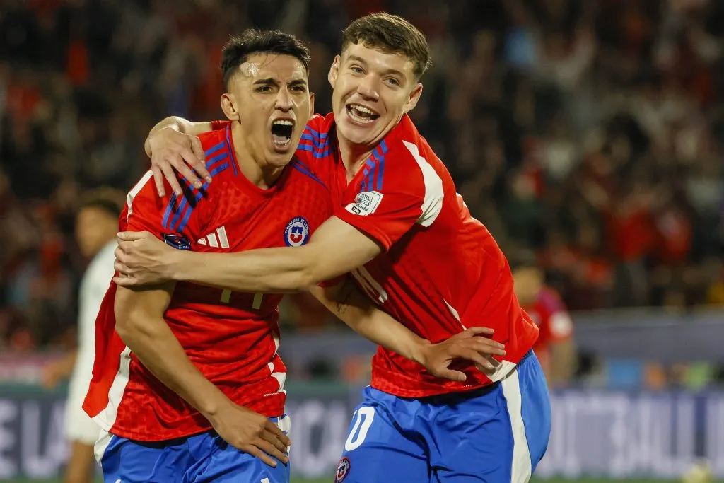 Lautaro Millán celebra junto a su asistidor, Agustín Arce. (Andres Pina/Photosport).