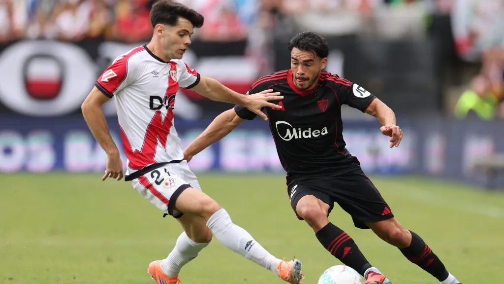 Gabriel Suazo es figura de Sevilla y ahora tendrá que frenar a Lamine Yamal. Foto: Photosport.