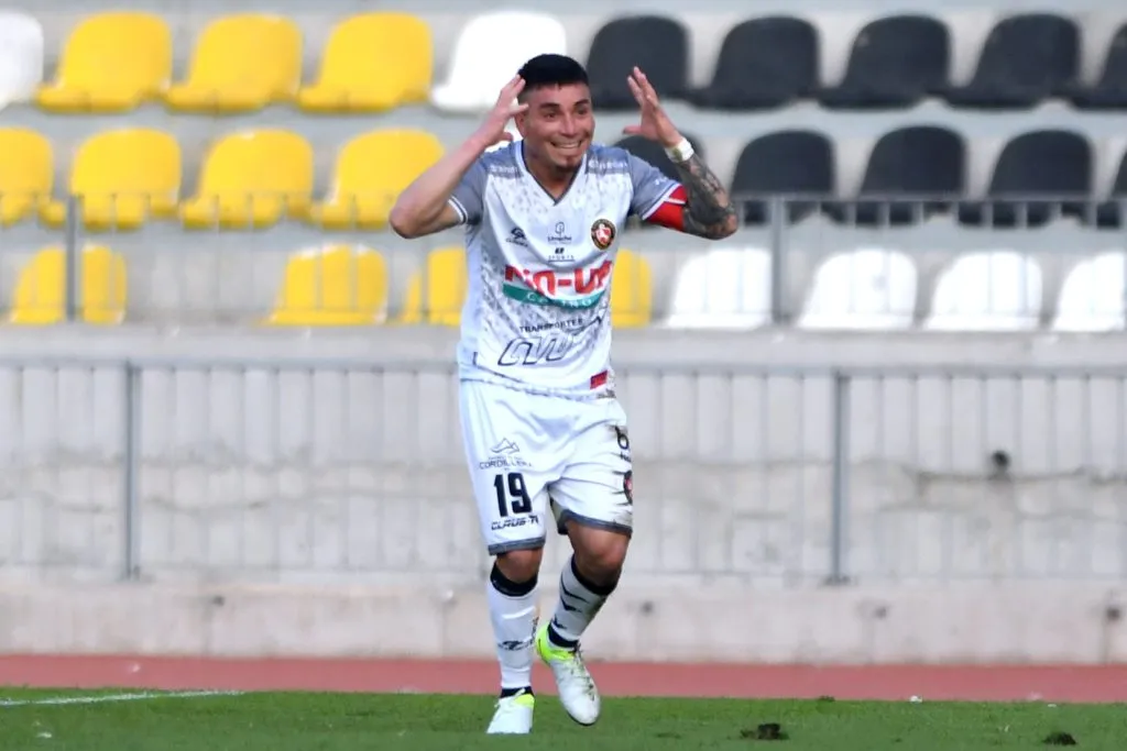 El jugador de Limache levantó el interés de los Cruzados.