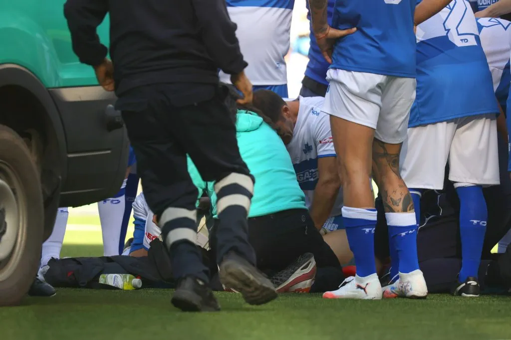 Patricio Toledo de desploma en el Adiós Capitanes de la UC. ¡Fuerza Pato, todo el fútbol chileno está contigo!