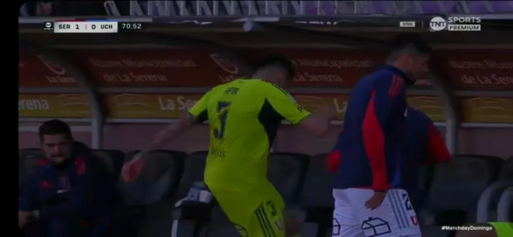 Ignacio Tapia no aguantó ser reemplazado en la U y se retiró muy molesto. Foto: TNT Sports.