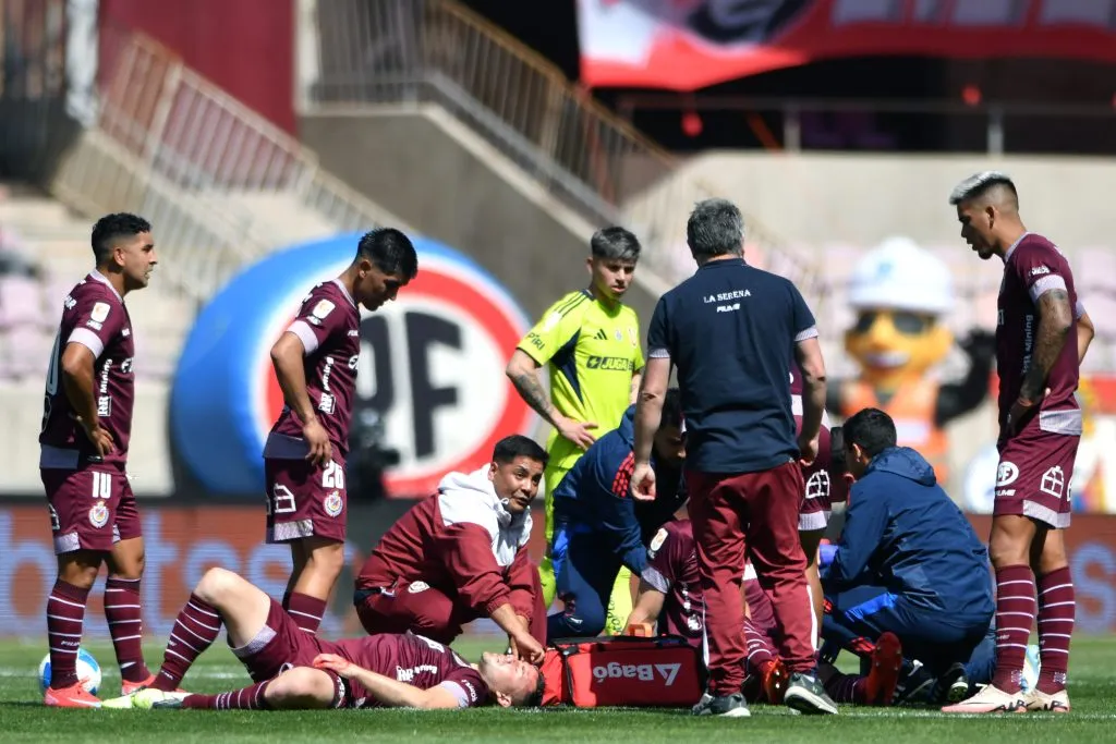 Sebastián Díaz debió irse a un hospital luego de un fuerte choque en el duelo entre La Serena y la U. Foto: Photosport.