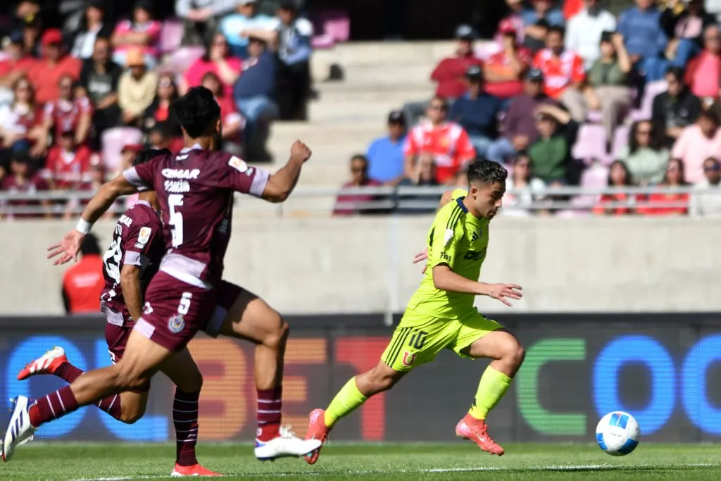 Lucas Assadi no llegó en buenas condiciones al partido de la U con Deportes La Serena. Foto: Photosport.