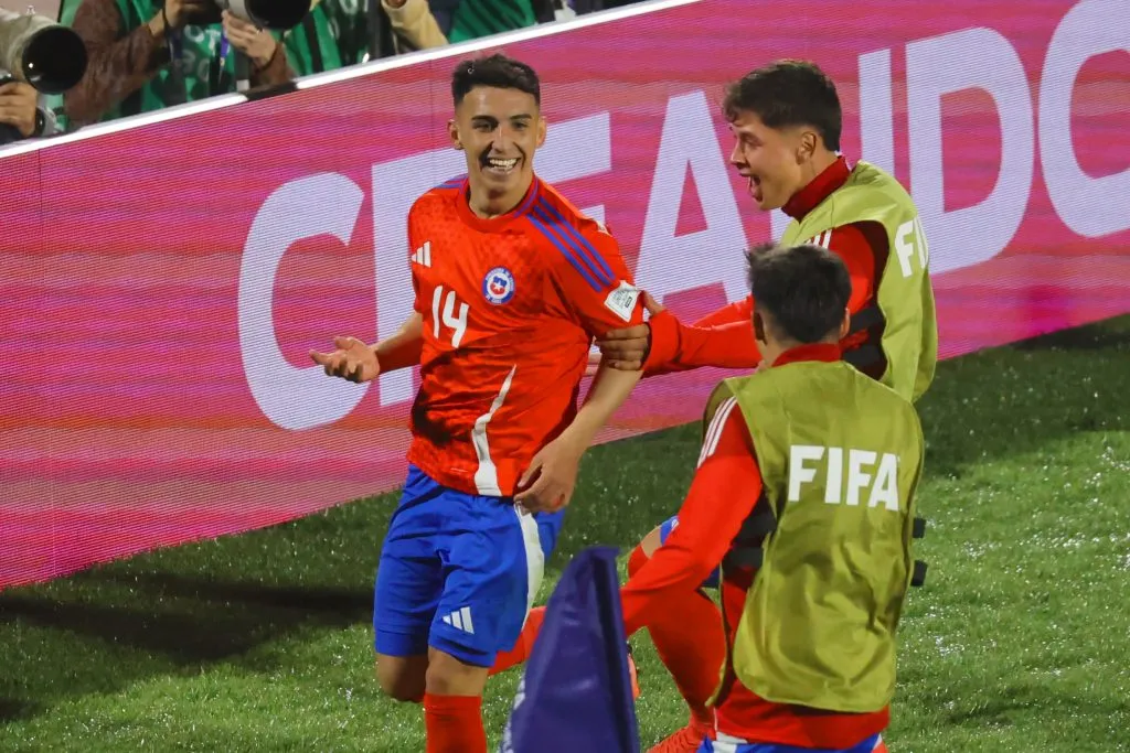 Lautaro Millán celebra el gol de Chile ante Nueva Zelanda