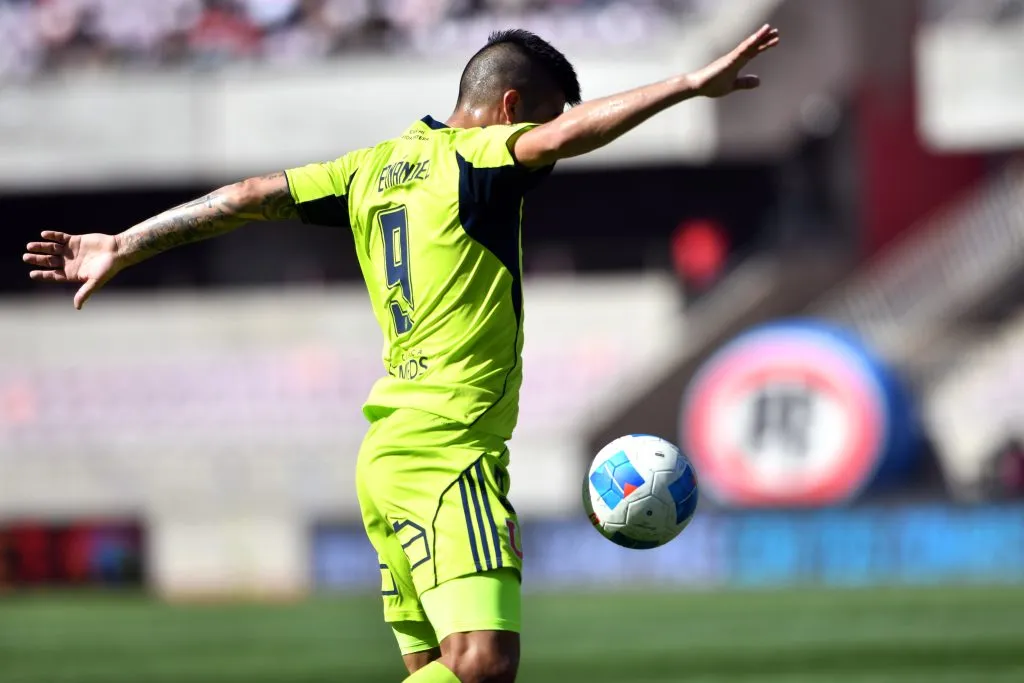Leandro Fernández tuvo otro pésimo partido en la U. (Alejandro Pizarro Ubilla/Photosport).