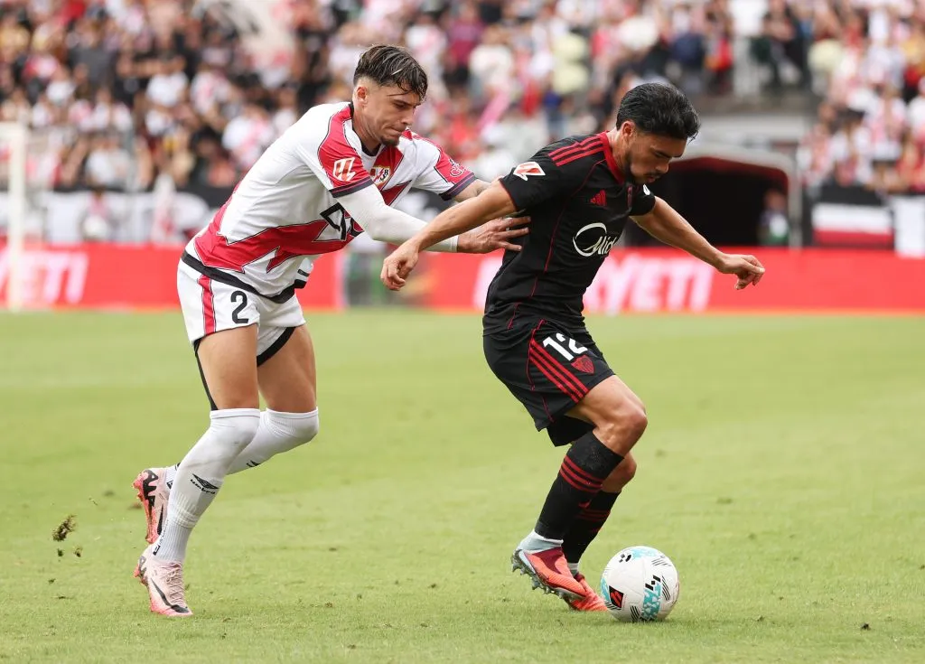 Gabriel Suazo enfrenta la marca del rumano Ratiu del Rayo Vallecano. (Florencia Tan Jun/Getty Images).