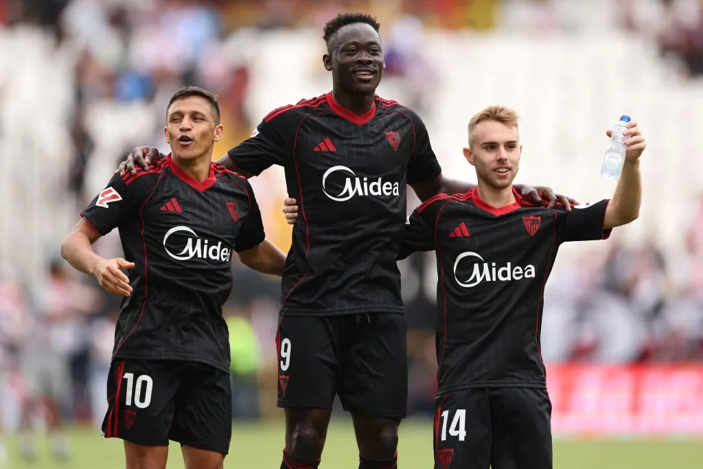 Alexis Sánchez festeja junto a Akor Adams y Gerard Fernández. (Florencia Tan Jun/Getty Images).