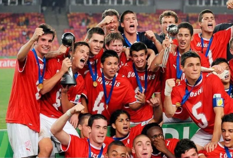 Ricardo Rodríguez debajo del “4” de Suiza, festejan el título en el Mundial Sub 17 de 2009. (Foto: ESPN).