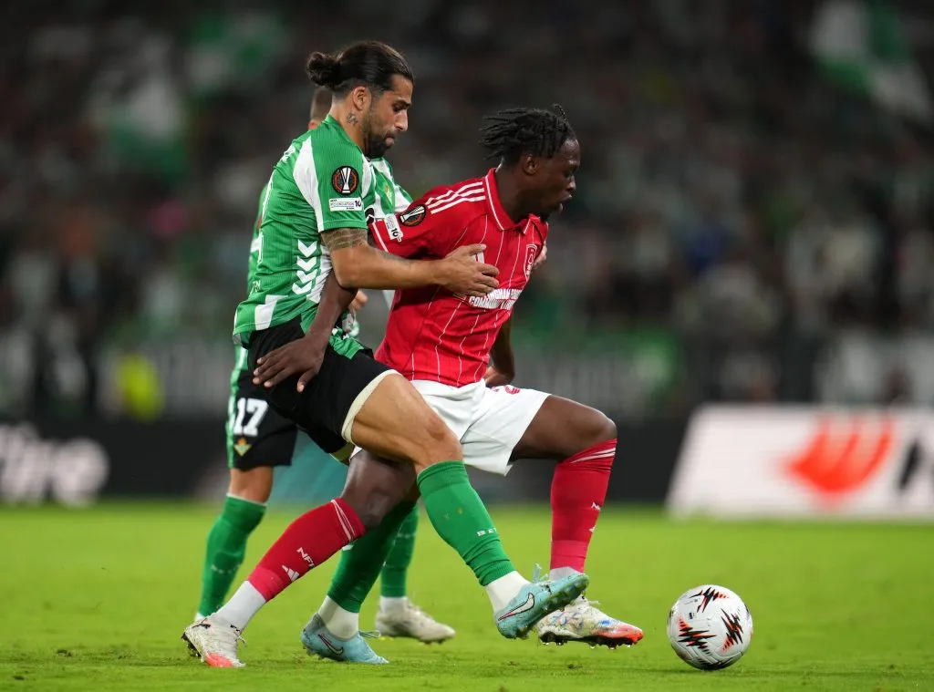 Ricardo Rodríguez en acción frente al Nottingham Forest por la Europa League. (Aitor Alcalde/Getty Images).